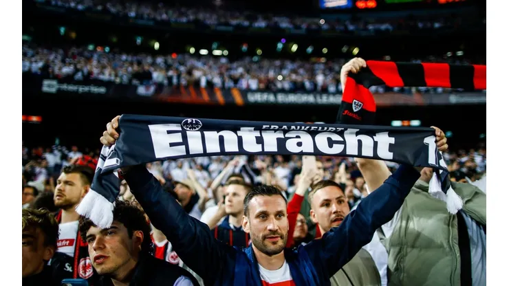 La invasión blanca del Eintracht en Barcelona