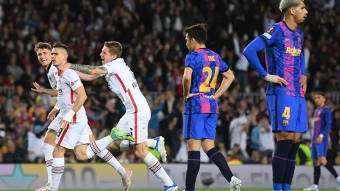 El festejo de Santos Borré por su gol y el bajón de los futbolistas del Barça.