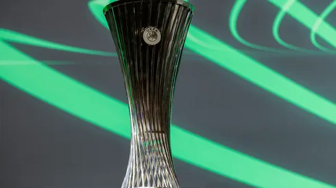 Trofeo de la Conference League.
