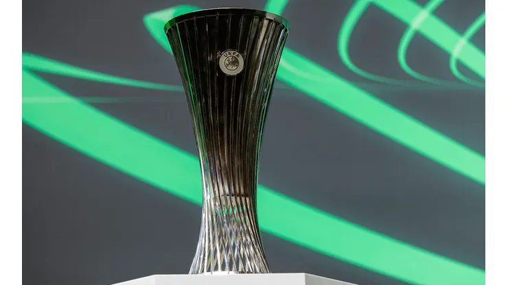 Trofeo de la Conference League.