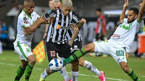 Acción de juego entre Mineiro y América.