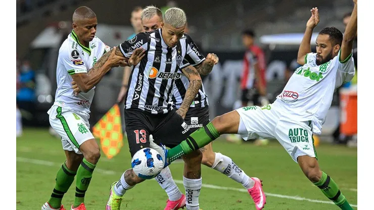 Acción de juego entre Mineiro y América.
