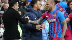 Xavi y Dani Alves en un partido de LaLiga.