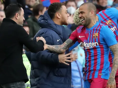 Xavi responde a Dani Alves por su preferencia por Mbappé para el Barça