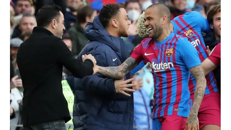 Xavi y Dani Alves en un partido de LaLiga.