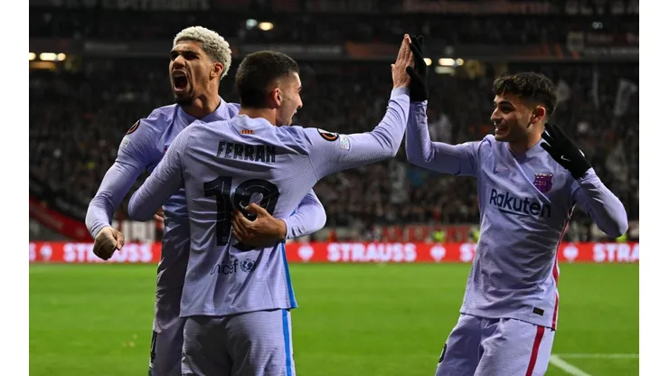 Ronald Araújo, Ferran Torres y Pedri celebrando el empate de Barcelona.