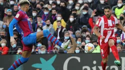 Araujo ante Suárez, en un Barcelona vs. Atlético de Madrid de febrero de 2022.