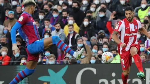 Araujo ante Suárez, en un Barcelona vs. Atlético de Madrid de febrero de 2022.