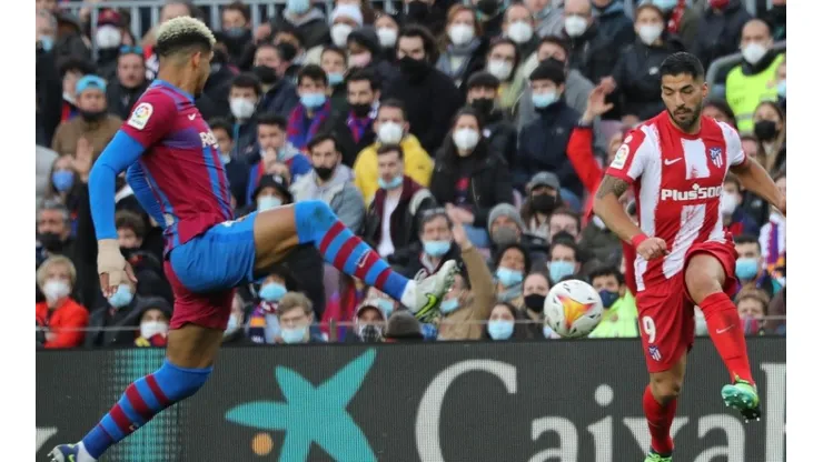 Araujo ante Suárez, en un Barcelona vs. Atlético de Madrid de febrero de 2022.