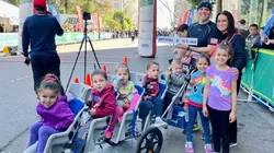 ¡Corrió 21 kilómetros llevando a sus cinco hijos!