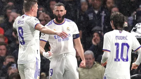 Benzema y su festejo bajo la lluvia de Londres.