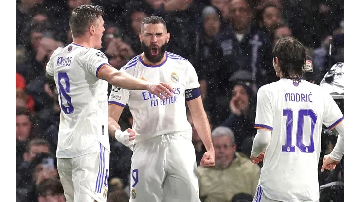 Benzema y su festejo bajo la lluvia de Londres.