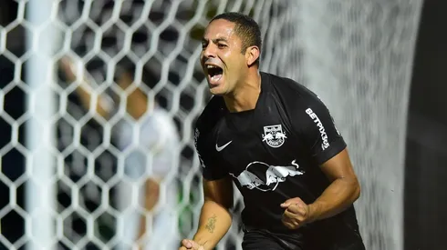 Ytalo, autor del primer gol de Bragantino.