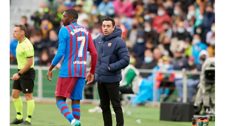 Ousmane Dembelé y Xavi Hernández en un encuentro del Barcelona.