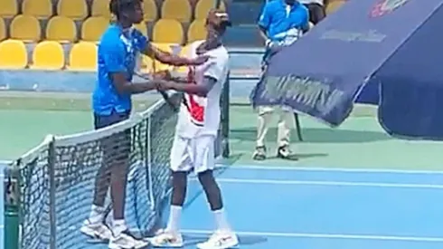 El momento justo del cachetazo del francés Michael Kouame al ghanés Raphael Nii Ankrah tras perder un partido