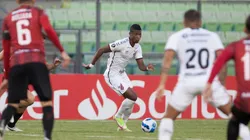 Acción de juego entre Paranaense y Caracas.