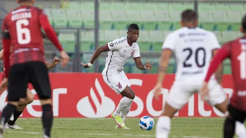 Acción de juego entre Paranaense y Caracas.