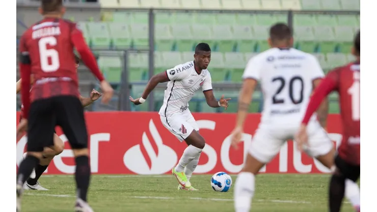 Acción de juego entre Paranaense y Caracas.