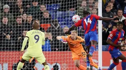 Mateta anotando el primer gol del partido.