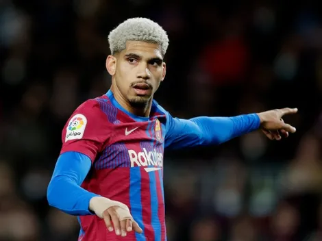 Barcelona, entre renovar y 'sacrificar' a Ronald Araújo