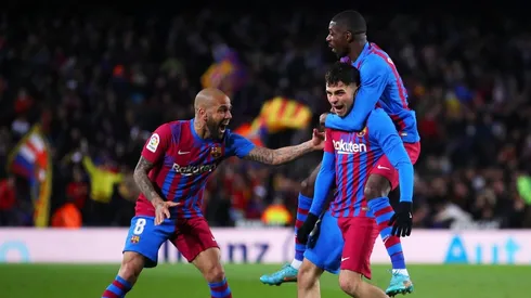 Pedri celebrando con Dani Alves y Ousmane Dembélé.