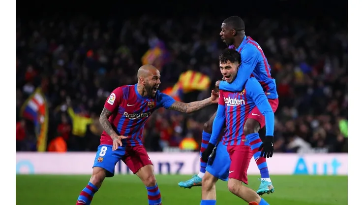 Pedri celebrando con Dani Alves y Ousmane Dembélé.