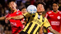 Acción de juego entre Peñarol y Rentistas.