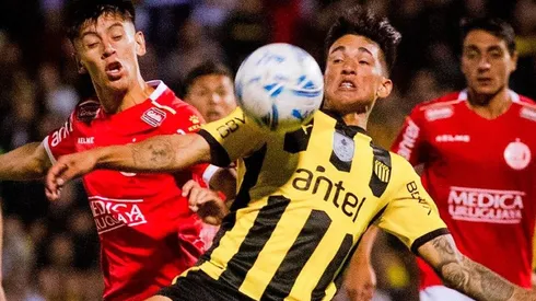 Acción de juego entre Peñarol y Rentistas.