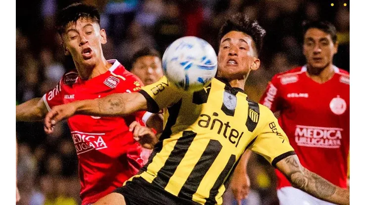 Acción de juego entre Peñarol y Rentistas.