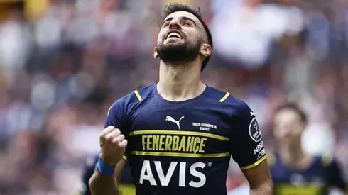 Diego Rossi convirtió un golazo en la goleada del Fenerbahçe.