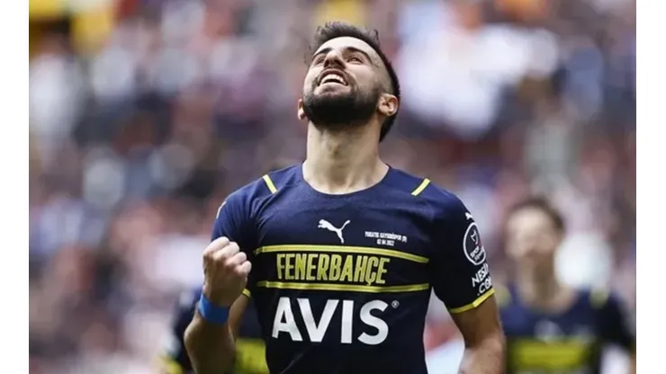Diego Rossi convirtió un golazo en la goleada del Fenerbahçe.