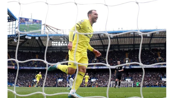 Festejo de gol de Eriksen.