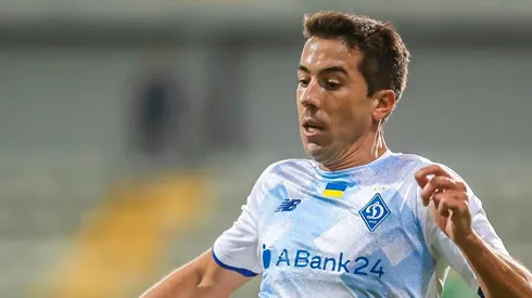 Carlos de Pena con la camiseta de Dinamo de Kiev.