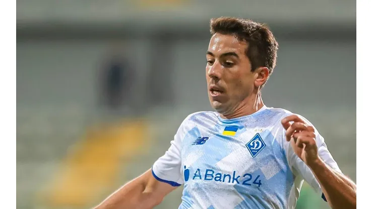 Carlos de Pena con la camiseta de Dinamo de Kiev.