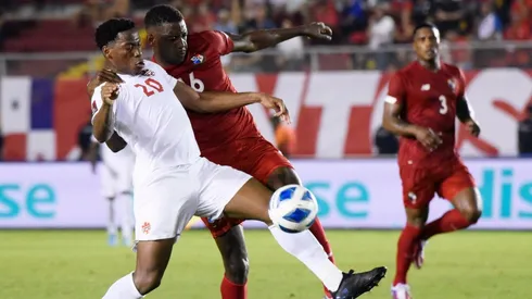 Jonathan David ante José Córdoba.