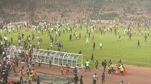 La invasión de campo de hinchas nigerianos tras quedar afuera de Qatar 2022.