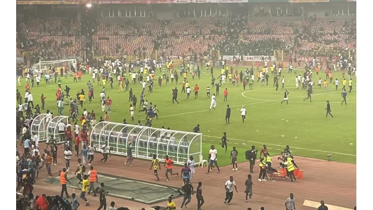 La invasión de campo de hinchas nigerianos tras quedar afuera de Qatar 2022.