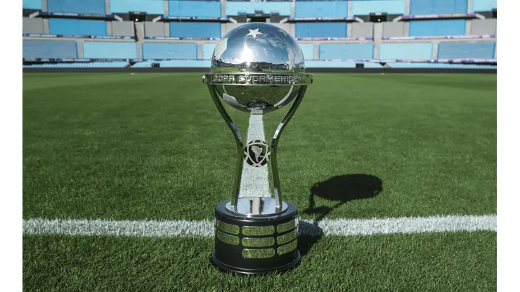 Trofeo de la Copa Sudamericana.