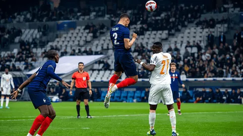 Francia y Costa de Marfil en acción de juego.