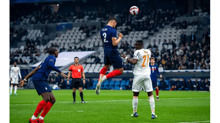 Francia y Costa de Marfil en acción de juego.