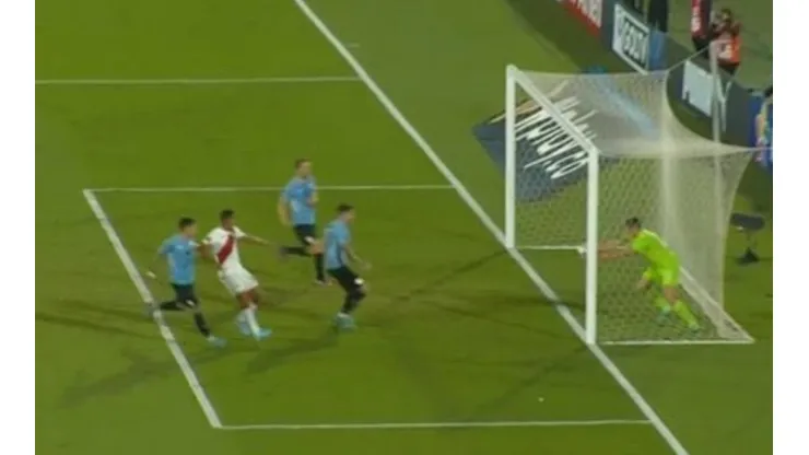 La imagen de la polémica: ¿fue gol o no?