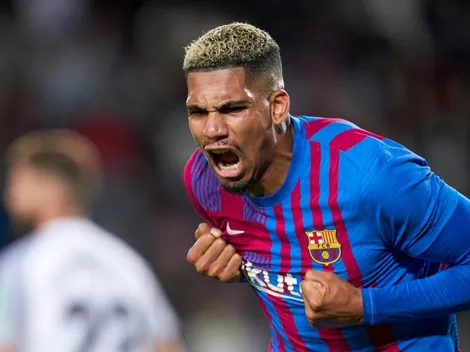 Barcelona explora el mercado ante la posible salida de Araújo