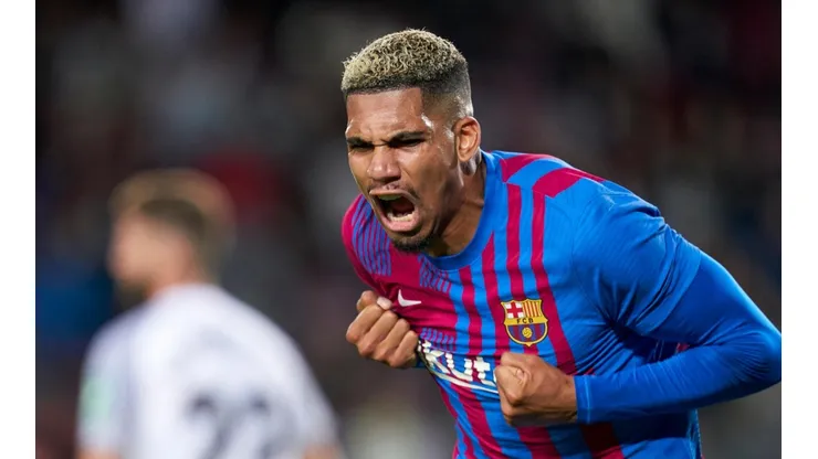 La continuidad de Ronald Araújo en Barcelona está en duda.