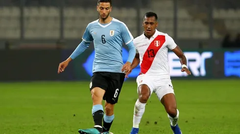 Bentancur y Tapia, las figuras del mediocampo de Uruguay y Perú.