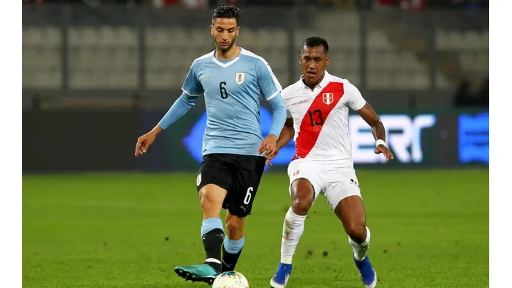 Bentancur y Tapia, las figuras del mediocampo de Uruguay y Perú.