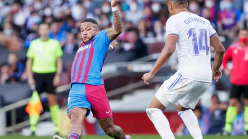 Depay y Casemiro disputan el balón en el último Real Madrid - Barcelona (Foto: Getty).