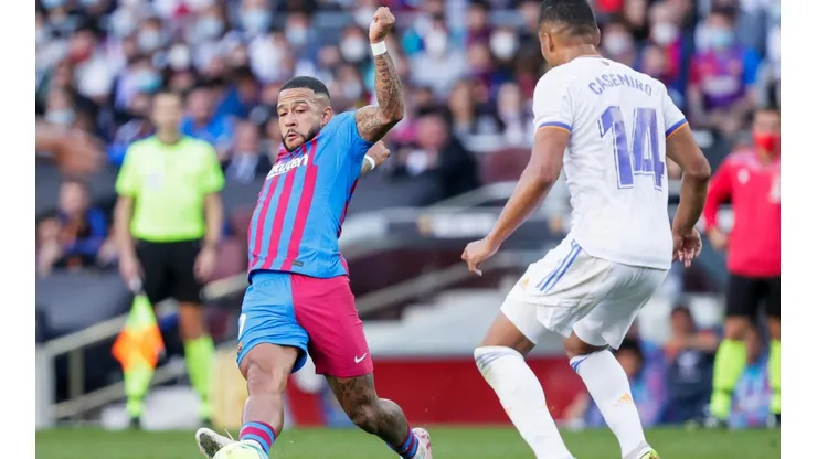 Depay y Casemiro disputan el balón en el último Real Madrid - Barcelona (Foto: Getty).