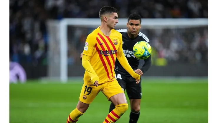 Ferran Torres ante Casemiro.