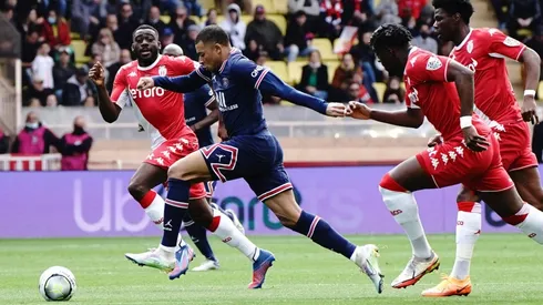 Mbappé en el duelo con Monaco
