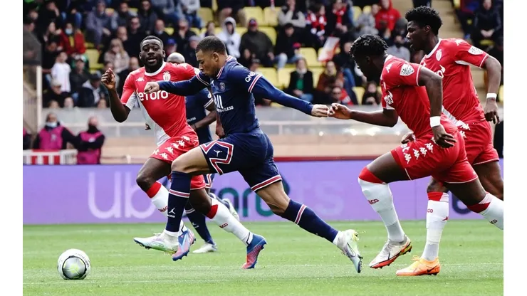 Mbappé en el duelo con Monaco
